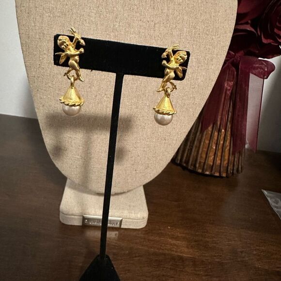 RARE Jim Shore Yellow Gold Toned Angel Cherub Pearl Drop Push Back Putti Earring - Picture 1 of 4